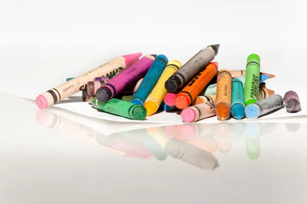 Crayons Whte Reflecting Surface — Stockfoto