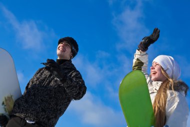 Genç çift snowboard ile kış gününde gülümseyen