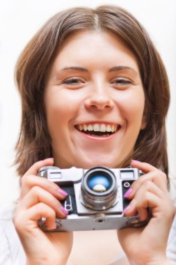 fotoğraf makinesi ile genç bir kadın. beyaz izole
