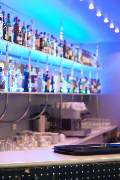 satırları alkol şişeleri ile Fancy bar