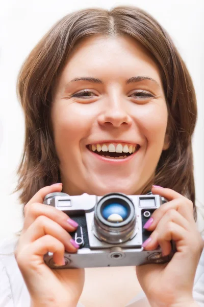 Wanita Muda Dengan Kamera Foto Terisolasi Pada Putih — Stok Foto