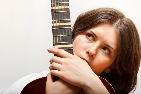 Jonge vrouw met gitaar Rechtenvrije Stockfoto's