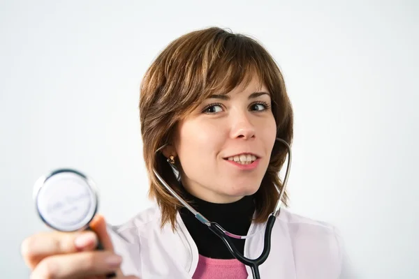 Donna sorridente medico con stetoscopio binaurale — Foto Stock