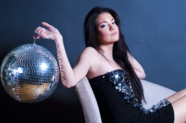 Chica joven glamorosa con bola disco — Foto de Stock