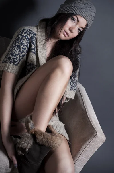 Elegante Chica Joven Suéter Sentado Silla —  Fotos de Stock