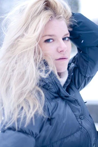 Retrato Uma Jovem Loira Atraente Fotografado Livre Neve — Fotografia de Stock
