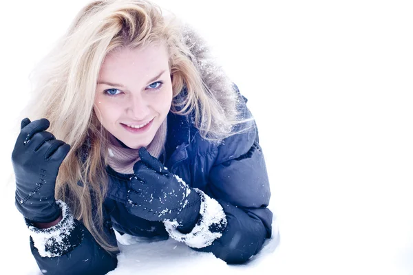 雪の中で若いブロンドの魅力的なの肖像画撮影屋外 — ストック写真