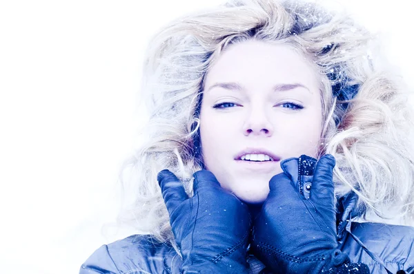 雪の中で若いブロンドの魅力的なの肖像画撮影屋外 — ストック写真
