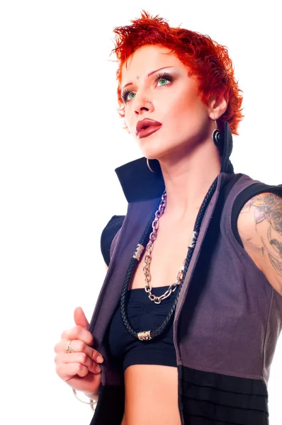 Punky tetovált vörös hajú fiatal nő — Stock Fotó