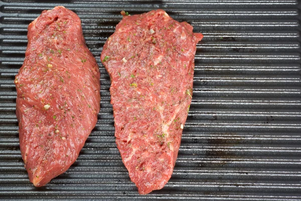 Zwei rohe Steaks — Stockfoto