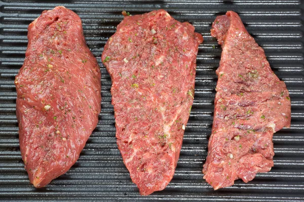 Drei rohe Steaks — Stockfoto