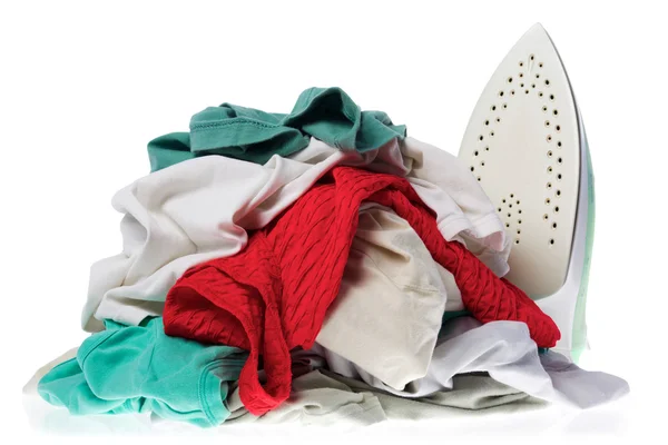 Hierro y ropa de montón desordenado — Foto de Stock