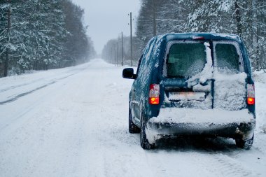 karlı kış araba yol ve kargo