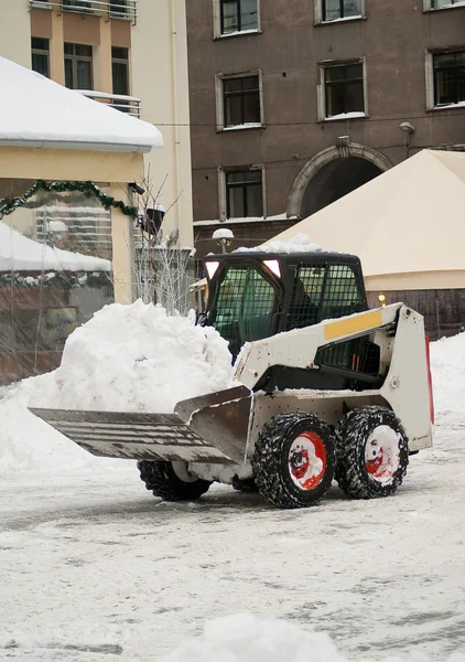 Veículo de remoção de neve removendo neve após nevasca — Fotografia de Stock