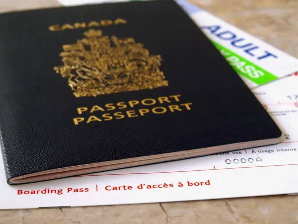 Паспорт и посадочный талон — стоковое фото