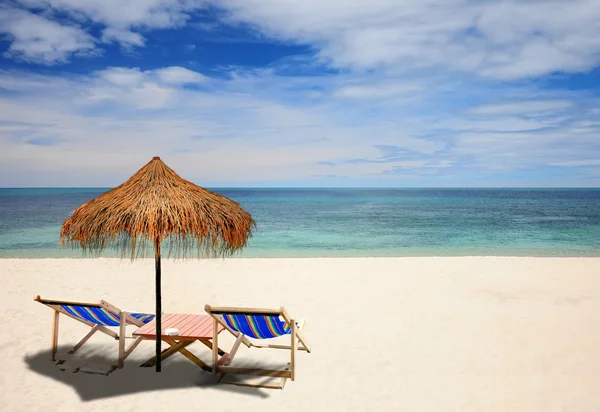 Sillas de playa con sombrilla — Foto de Stock