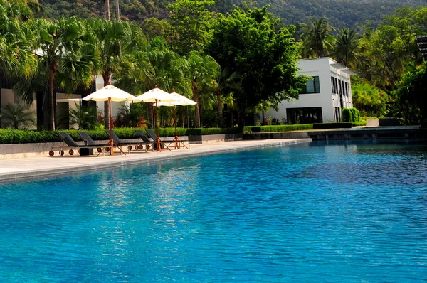 在泰国现代豪华别墅游泳池 — 图库照片