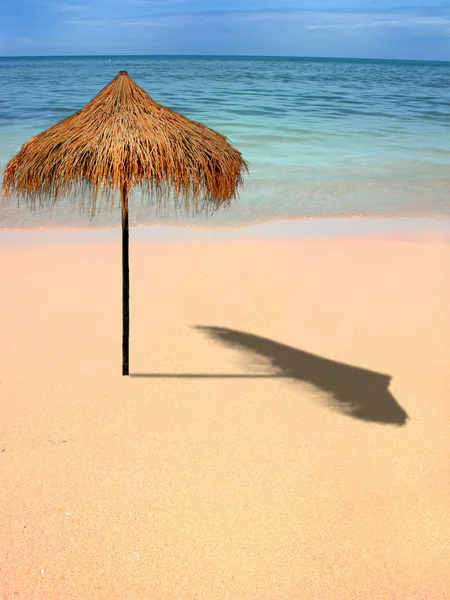 Plaj şemsiyesi ve güzel bir plaj — Stok fotoğraf
