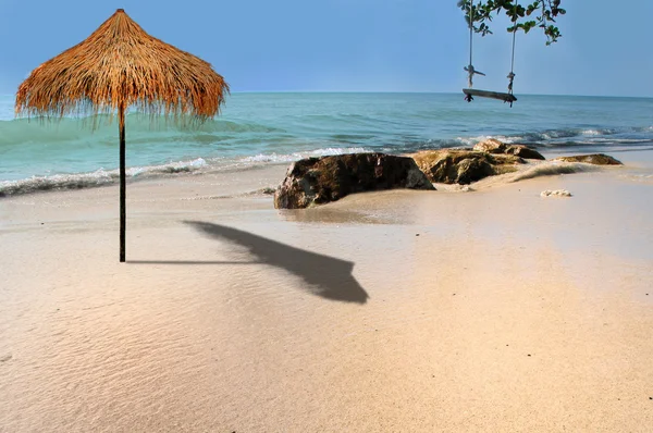 Ομπρέλα και την όμορφη παραλία — Φωτογραφία Αρχείου