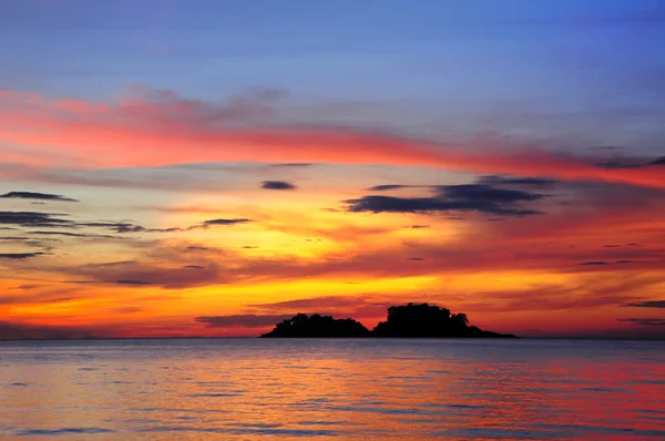 Тропічний острів на заході сонця — стокове фото