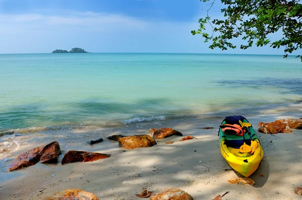Canoa amarela em uma bela praia — Fotografia de Stock