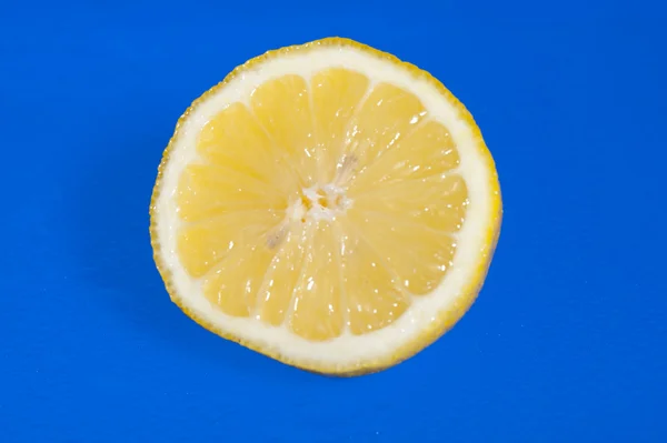Vollkommen Frische Zitrone Isoliert Auf Schwarz — Stockfoto