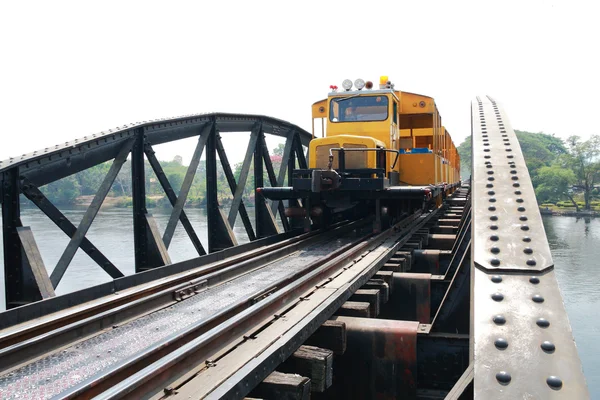在铁路桥梁上火车 — 图库照片