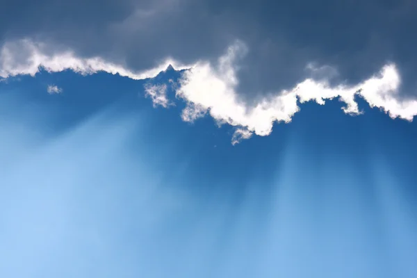 Sunbeam haze mavi gökyüzü üzerinde aracılığıyla — Stok fotoğraf