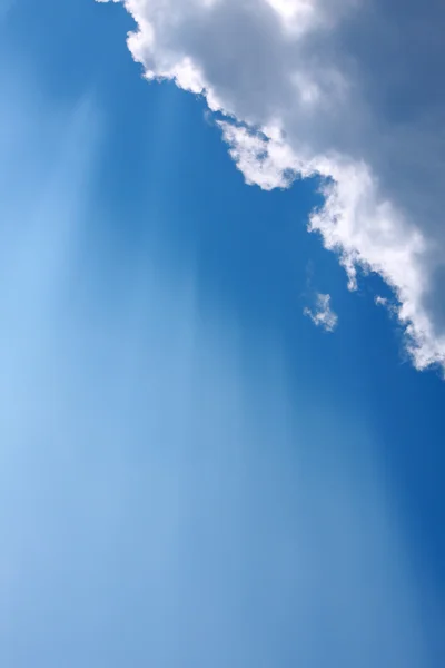 Rayon de soleil à travers la brume sur le ciel bleu — Photo