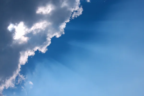 Sunbeam haze mavi gökyüzü üzerinde aracılığıyla — Stok fotoğraf