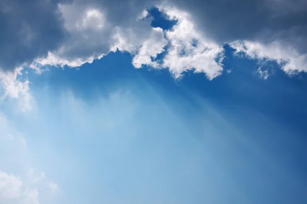 Feixe de sol através da névoa no céu azul — Fotografia de Stock
