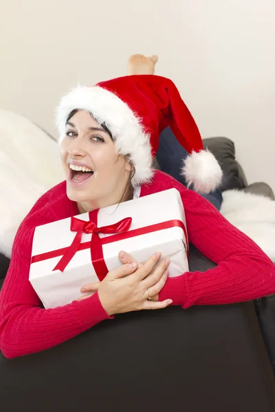 Sexy junge Frau hält ein Geschenk in der Verpackung lizenzfreie Stockbilder