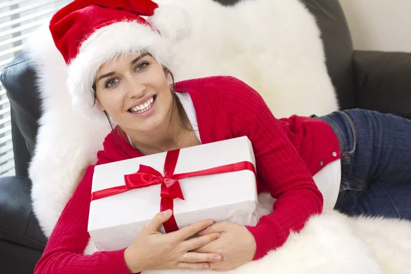 Sexy meisje houden een geschenk in verpakking Stockfoto