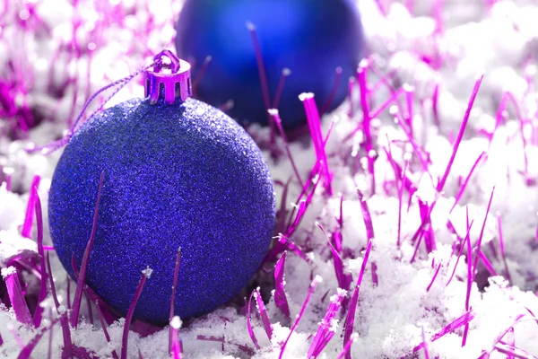 蓝色圣诞球与雪 图库图片
