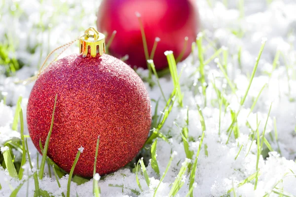 Rode kerstballen met sneeuw Stockfoto