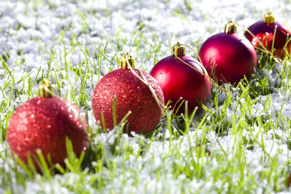 Kerstballen met sneeuw Stockfoto