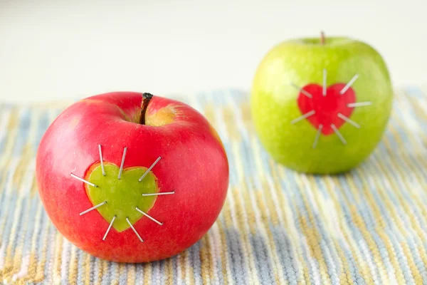 yeşil ve kırmızı elma