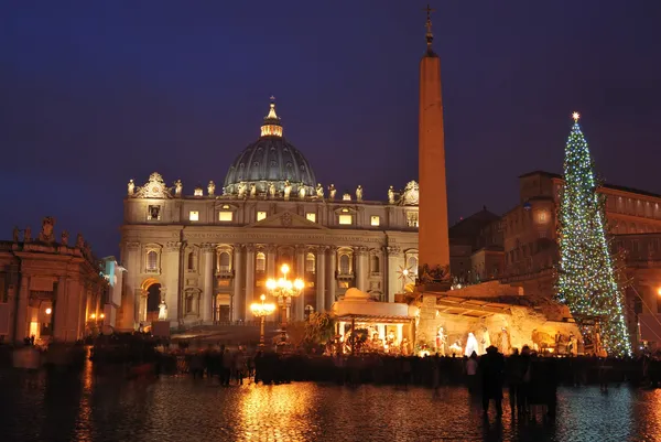 夜では、ローマのサン ・ ピエトロ大聖堂 ストック画像