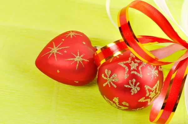 Duas bolas de Natal em um fundo verde — Fotografia de Stock