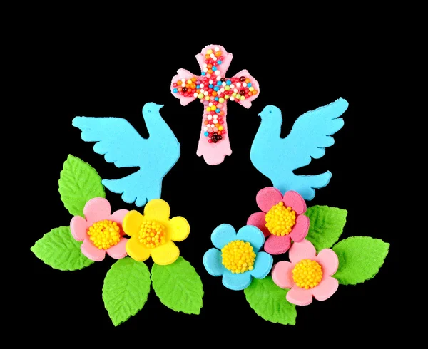 Καραμέλα διακοσμήσεις Πάσχας, λουλούδια, περιστέρια και σταυρό σε ένα μαύρο β — Φωτογραφία Αρχείου