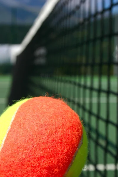 Tenisový míček a síť — Stock fotografie