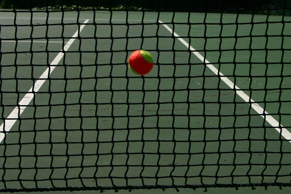 Balle de tennis dans le filet — Photo