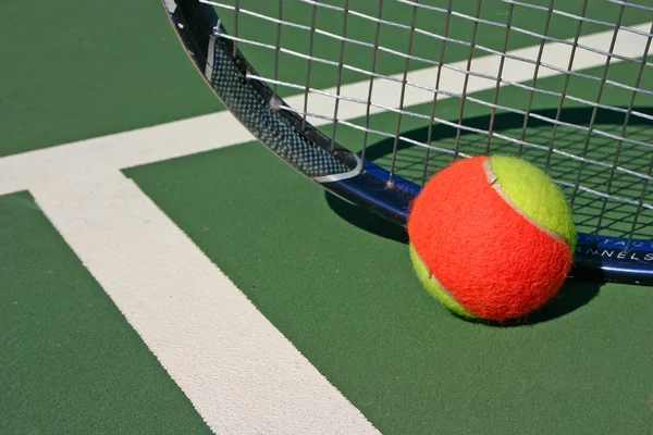 Pelota de tenis y raqueta — Foto de Stock