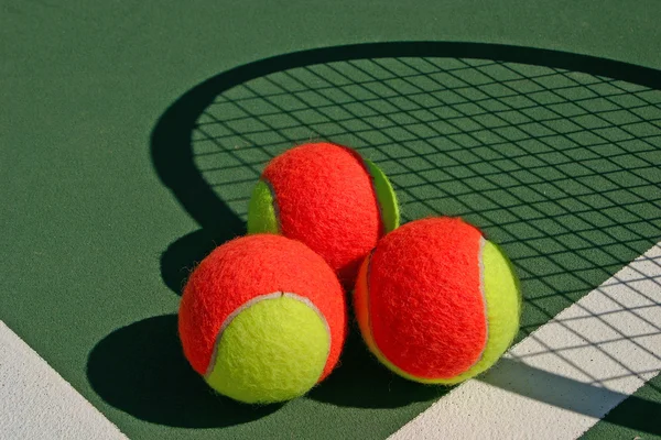 Tre palle e una racchetta — Foto Stock