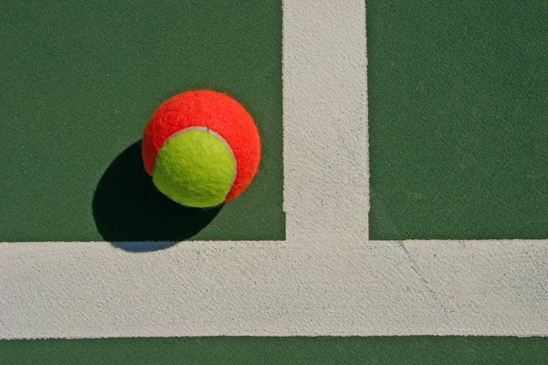 Вид сверху на теннисный мяч и белую линию — стоковое фото