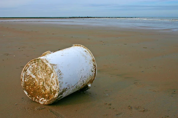 Banheira branca na praia — Fotografia de Stock