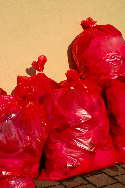 Rote Müllsäcke — Stockfoto