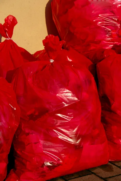 Kırmızı çöp torbası — Stok fotoğraf