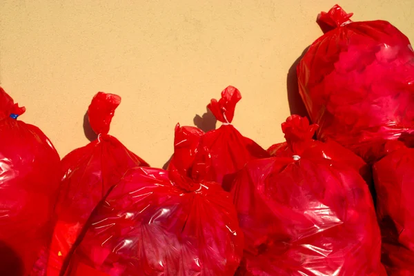 Grup kırmızı çöp torbaları — Stok fotoğraf