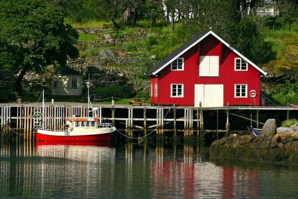 Rorbu Τυπικό Σπίτι Και Βάρκα Στο Lofoten Της Νορβηγίας — Φωτογραφία Αρχείου
